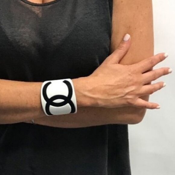 Authentic CHANEL CC Cuff Logo 05V Vintage Bracelet Bangle Black White Wide - Picture 3 of 8